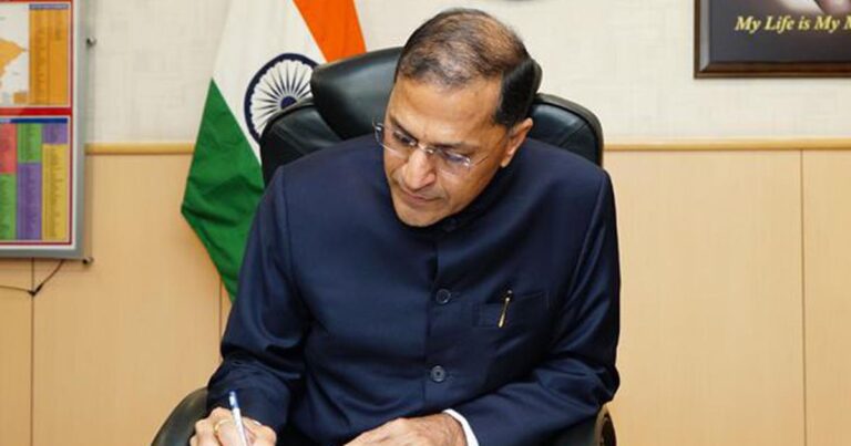 लोकतंत्र के जीवंत स्पंदन में इस्तीफों का क्रीड़ा और क्रंदन