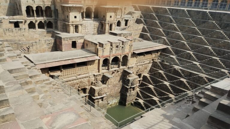 देश की विश्वविख्यात बावड़ी: एक सुबह चांद बावड़ी के आंगन में
