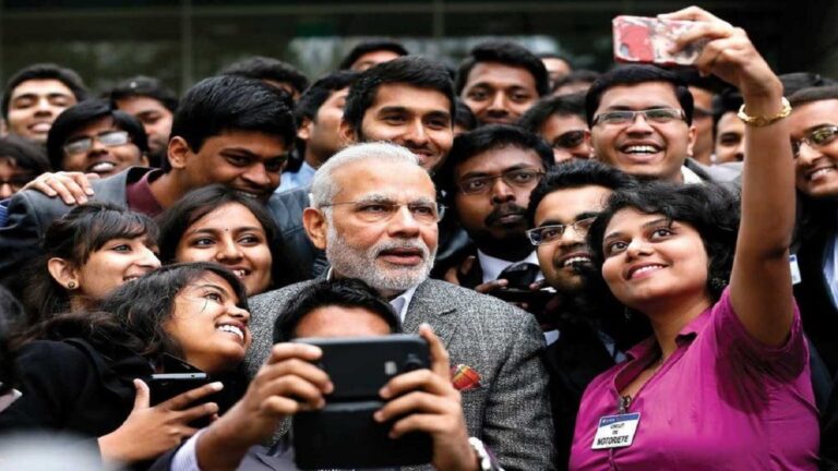 युवाओं को मोदी का अनूठा टास्क; सेल्फी खेंचो-एप्प में डाल तमाशा देखो