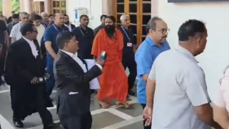 पतंजलि के ‘भ्रामक’ विज्ञापनों पर बाबा रामदेव को जबरदस्त फटकार