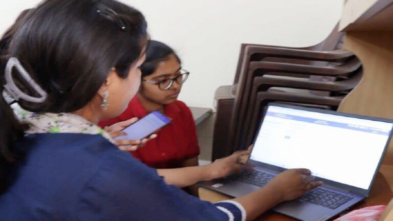 ग्राउंड रिपोर्ट: किशोरियों की शिक्षा में डिजिटल दुनिया का सहयोग