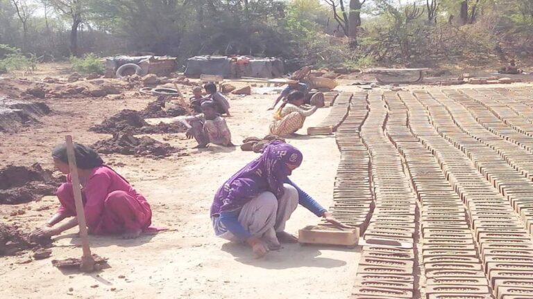 ग्राउंड रिपोर्ट: बंधुआ मजदूरी का जीवन जीने को मजबूर हैं ईंट-भट्ठा मजदूर