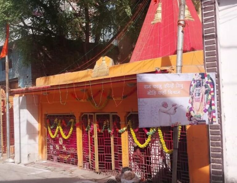 ग्राउंड रिपोर्ट: जौनपुर में आचार संहिता का मजाक उड़ाता ‘महामानव’ का होर्डिंग