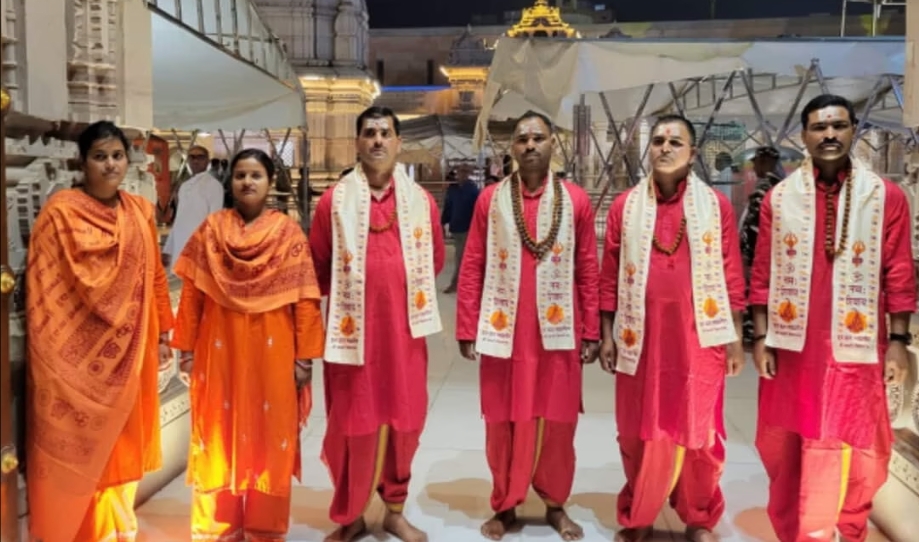काशी विश्वनाथ मंदिर में सुरक्षाकर्मियों को पहना दिया भगवा ड्रेस, पहरुओं को तमाशा बनाये जाने पर पुलिस कमिश्नर पर उठे सवाल 