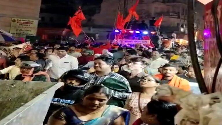 बनारस में हिन्दू युवा वाहिनी के जुलूस में लहराई गई नंगी तलवारें, लगाए गए उन्मादी नारे