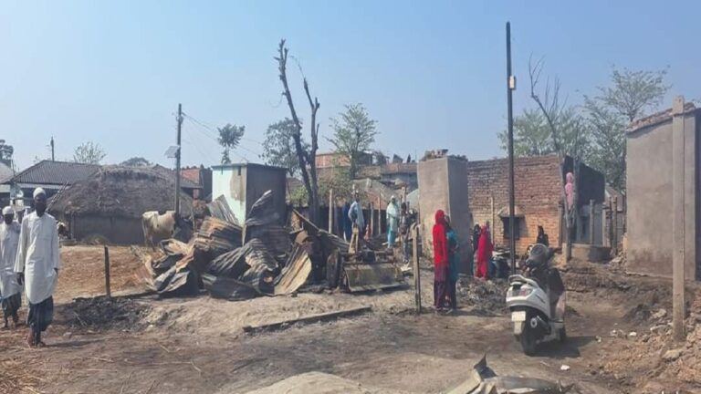 चुनावी सरगर्मी के बीच बिहार में आग लगने की घटना सत्तारूढ़ दल के लिए परेशानी का सबब