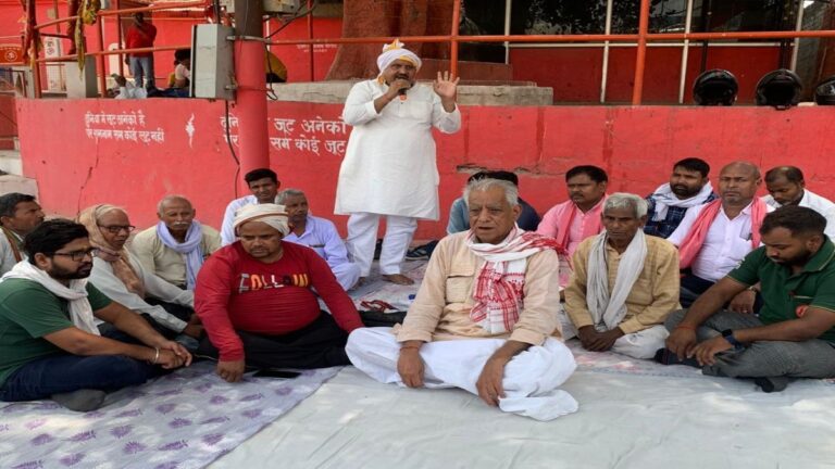 संयुक्त किसान मोर्चा की वाराणसी के शास्त्री घाट पर बैठक, ‘प्रधानमंत्री किसान संवाद’ को दी खुली चुनौती