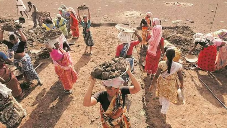 आधार से जोड़े जाने की शर्त के चलते 25 करोड़ में 30 फीसदी मजदूर हुए बेरोजगार