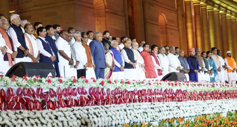 शपथ ग्रहण में साफ-साफ दिखे कई अंतरविरोध