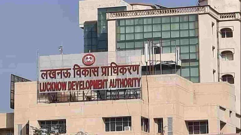 लखनऊ पर लगी योगी सरकार की वक्र दृष्टि