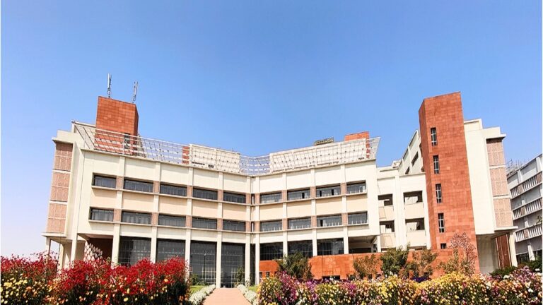 दक्षिण एशियाई विश्वविद्यालय में प्रशासन की मनमानी से छात्र परेशान
