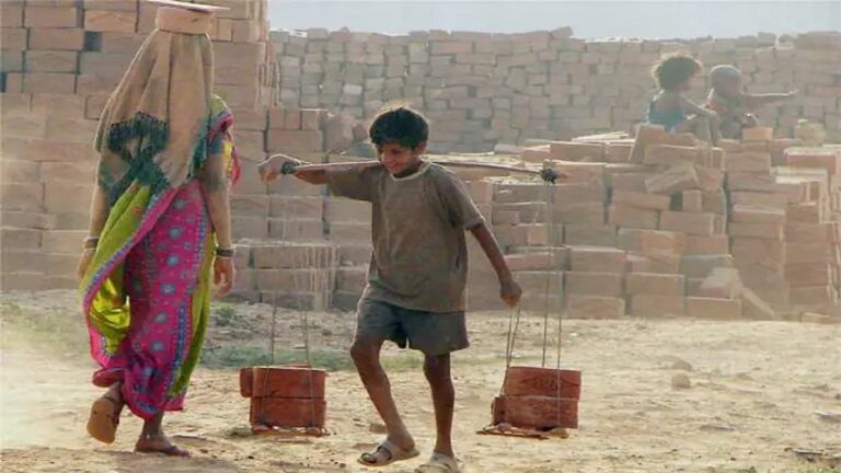 ग्राउंड रिपोर्ट: स्कूल छोड़ मजदूरी कर रहे करोड़ों बच्चे, बाल मजदूरी से कब मुक्त होगा देश?