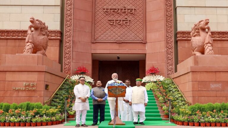 संविधान बना मोदी के गले की फांस