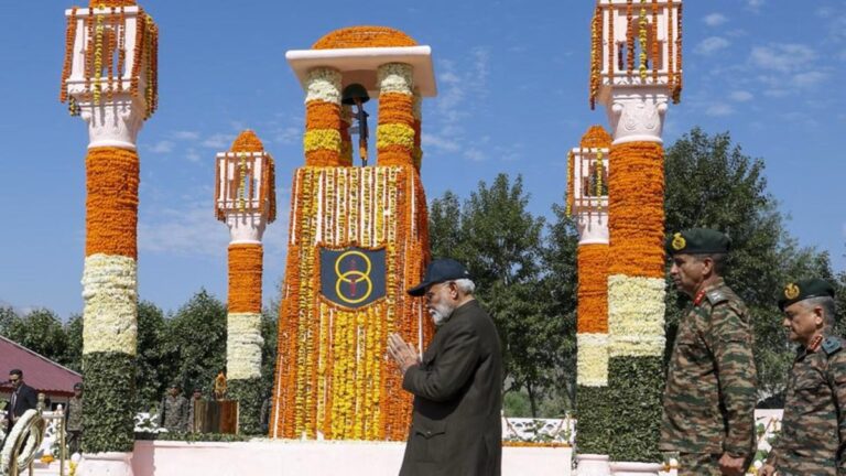 कारगिल विजय की 25वीं वर्षगांठ पर पीएम नरेंद्र मोदी ये क्या कर गये? 