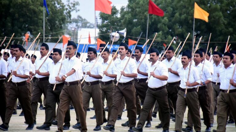 क्या सरकारी कर्मचारियों को आरएसएस का सदस्य बनने की इजाज़त मिलनी चाहिए?