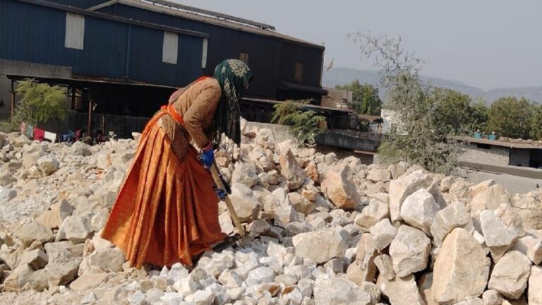 ग्राउंड रिपोर्ट: योजनाओं के समुचित लाभ से वंचित क्यों रह जाते हैं ग्रामीण ?