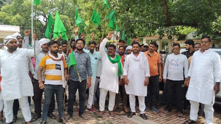एनएच के नाम पर जमीन छीनने के खिलाफ सैकड़ों किसान पहुंचे फूलपुर तहसील, दिया ज्ञापन