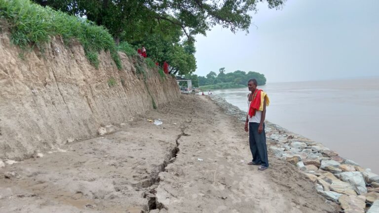 ग्राउंड रिपोर्ट : चंदौली में गंगा कटान से संकट में भूमिहीन मजदूरों की गृहस्थी