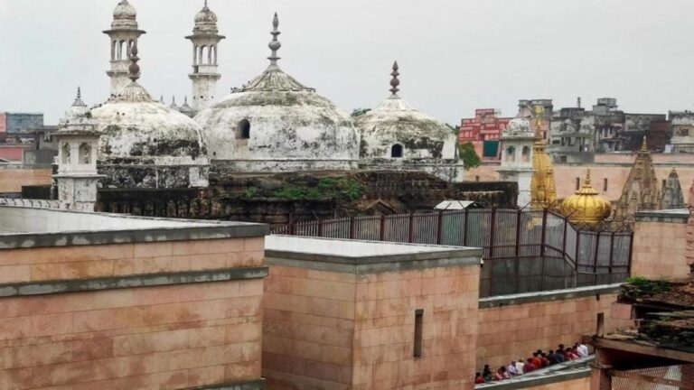 बनारस के ज्ञानवापी में गेट लगाकर सांप्रदायिकता के नए गेटवे की तैयारी, आक्रोशित मुस्लिम समुदाय का प्रदर्शन