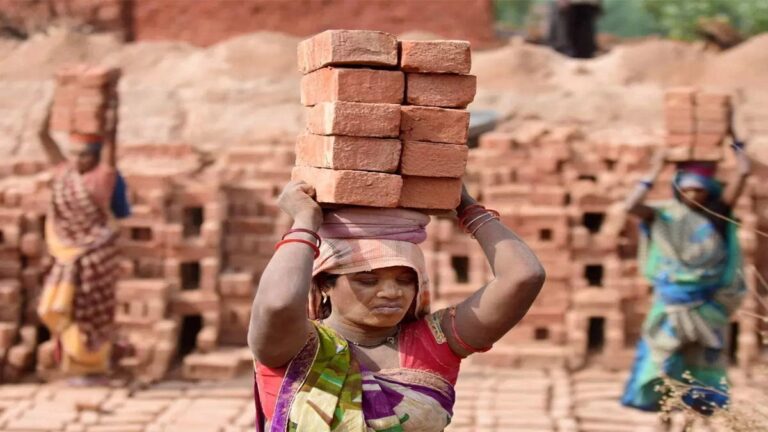 गैर कानूनी है काम के घंटे 12 करने का यूपी सरकार का फैसला