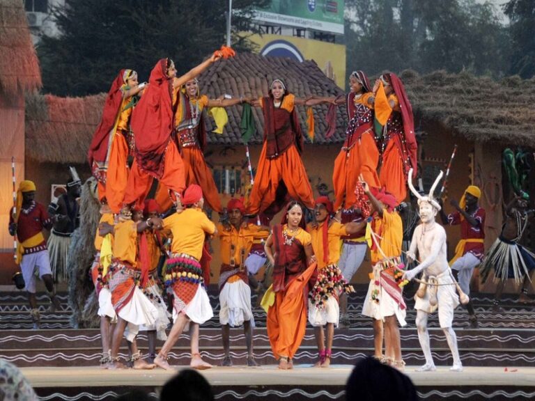 आदिवासी दिवस पर विशेष: मूलनिवासी बनाम आदिवासी