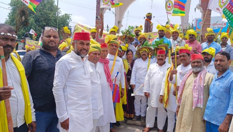 मिर्जापुर: ‘आदिवासियों के महापर्व’ विश्व आदिवासी दिवस पर गोंड जनजातियों की मूल समस्याओं का गूंजा मुद्दा 