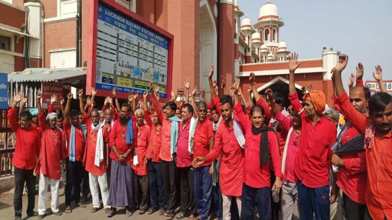 30 सितंबर से कुलियों का सत्याग्रह अभियान, सरकारी नौकरी की मांग