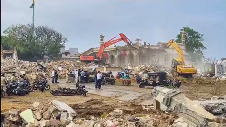 गुजरात: अतिक्रमण विरोधी अभियान के दौरान नौ धार्मिक स्थल ध्वस्त, सौ साल पुरानी दरगाह जमींदोज