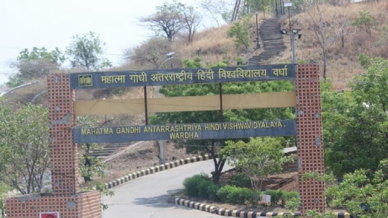 अंतरराष्ट्रीय हिंदी विश्वविद्यालय में दलित-बहुजन छात्रों का शोषण, वीसी के कारनामों का विरोध पड़ा भारी