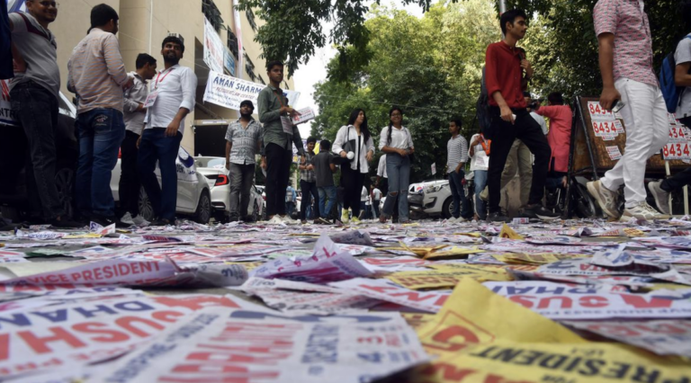 लोकतंत्र की नर्सरी के मेले में दिखता है हर रंग