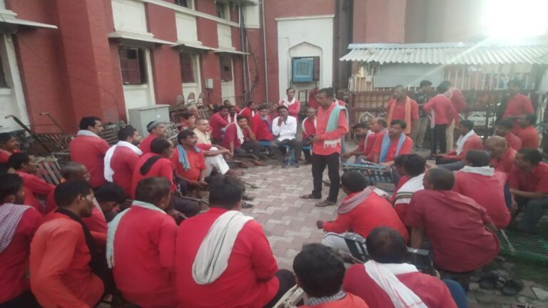 चारबाग में कुली यूनियन की बैठक: सरकारी नौकरी, शिक्षा और बेहतर स्वास्थ्य देने की मांग
