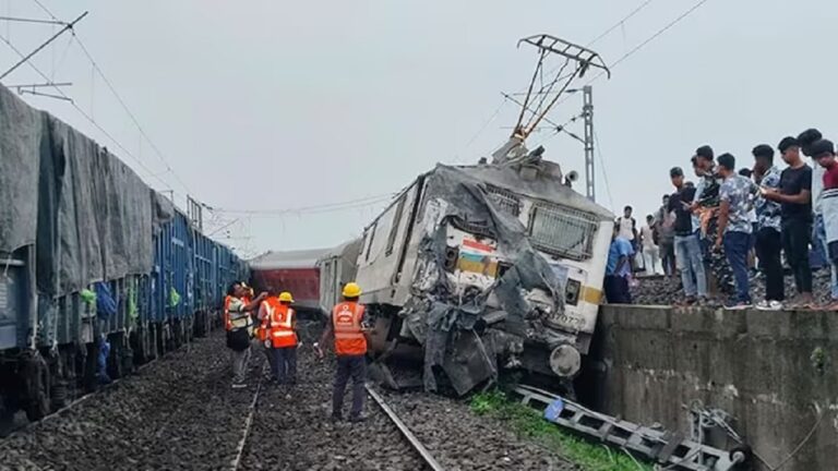 भारतीय रेलवे: तेजी से बढ़ता निजीकरण और ट्रेन दुर्घटनाओं में वृद्धि