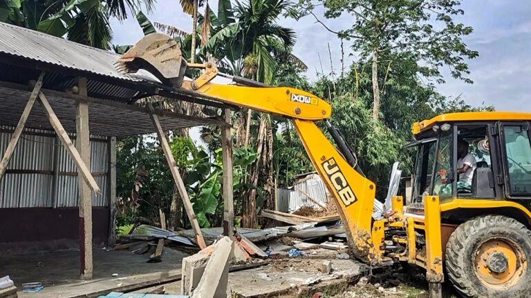 बुलडोजर आतंक: अतिक्रमण के बहाने अल्पसंख्यकों पर निशाना