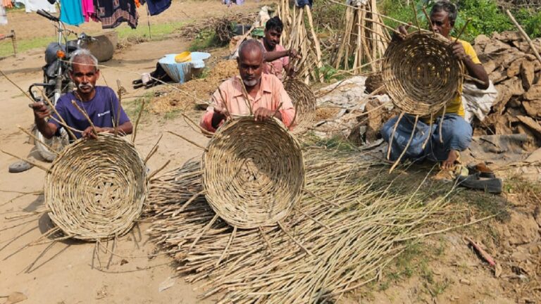 ग्राउंड रिपोर्टः शिकार छोड़ किताबें थाम रहे बहेलियों के बच्चे, खांची बनाने के हुनर और सिंघाड़े की खेती ने दी शोहरत