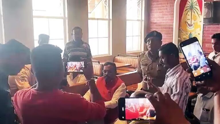 लोकतंत्र का चीरहरण करने में खुद नंगी हो जा रही भाजपा