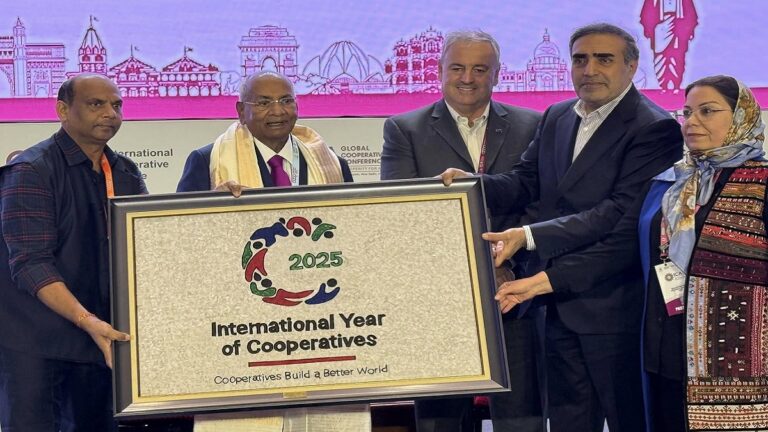 इफको के प्रबंध निदेशक डा. उदय शंकर अवस्थी को रोशडेल पायनियर अवार्ड से किया गया सम्मानित