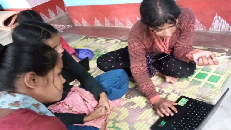 ग्राउंड रिपोर्ट: कब मिलेगी ग्रामीण किशोरियों के डिजिटल सपनों को उड़ान?