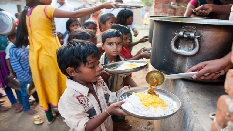एक ओर हथियारों की होड़ और दूसरी ओर दुनिया भर में अरबों लोग हो रहे हैं भुखमरी के शिकार