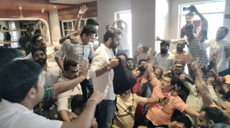 महाराष्ट्र में रंगे हाथों नोट बांटते पकड़े गए भाजपा महासचिव विनोद तावड़े   