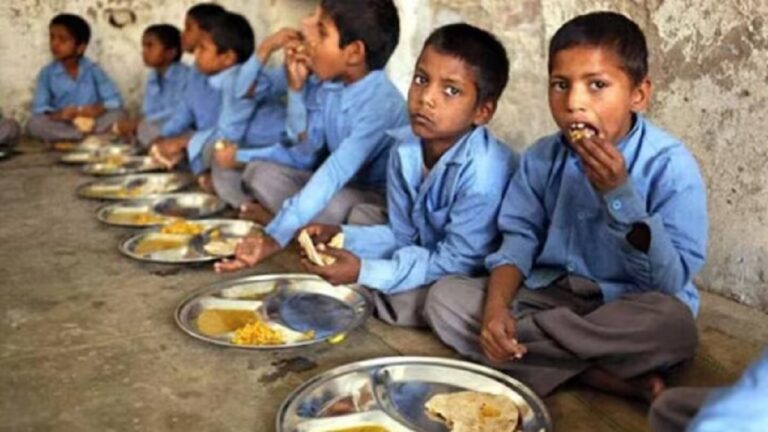 शर्मनाक घटना: अनुसूचित जाति की छात्रा ने आलू काटे तो रसोइयों ने नहीं बनाया मिड-डे मील