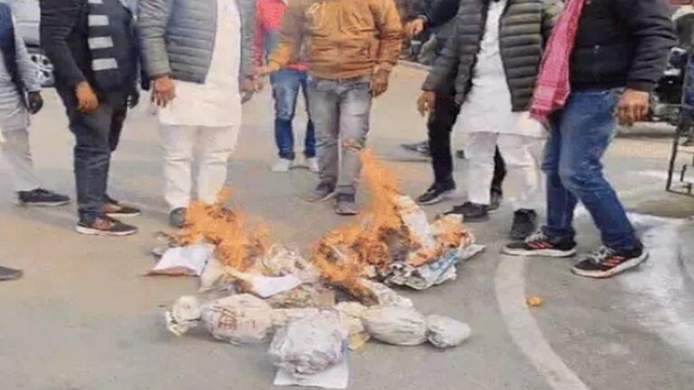 अमित शाह की टिप्पणी के बाद बैकफुट पर बीजेपी, गृहमंत्री का पोस्टर फूंकने पर बीएचयू के तीन छात्र गिरफ्तार, उबल रहा पूर्वांचल