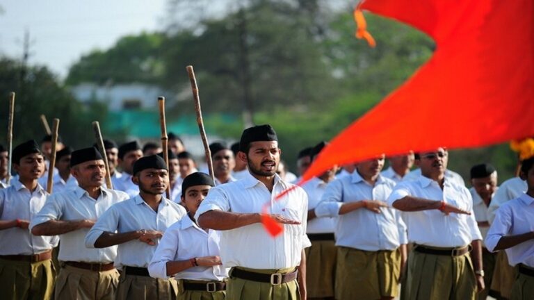 स्वतंत्रता आंदोलन में RSS की अनुपस्थिति पर कोई सवाल न खड़ा करे, इसलिए गांधी-नेहरू और सुभाष पर उछालते हैं कीचड़