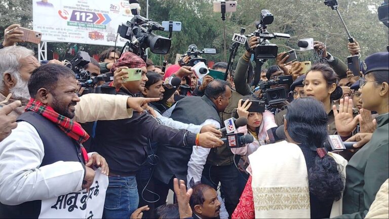 बीपीएससी मुद्दे पर राजभवन मार्च : विधायकों के साथ पुलिस का दुर्व्यवहार, आरा सांसद सुदामा प्रसाद को लगी चोट