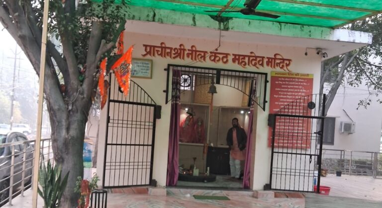 मुरादाबाद प्रशासन के संरक्षण में हरित पट्टी में बना अवैध ‘मंदिर’