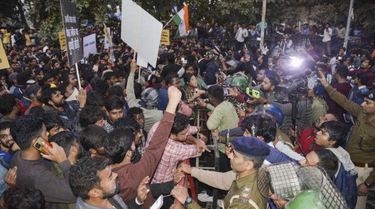 पटना में छात्रों पर लाठीचार्ज के खिलाफ सूबे में जगह-जगह विरोध-प्रदर्शन और रेल-चक्का जाम