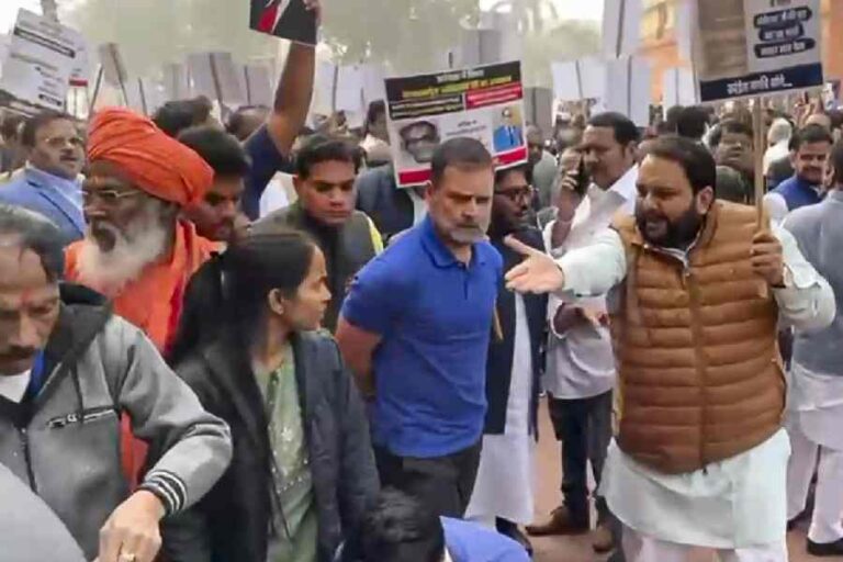 संसद परिसर में लाठियों के साथ प्रदर्शन, धक्का-मुक्की, हाथापाई और फिर एफआईआर