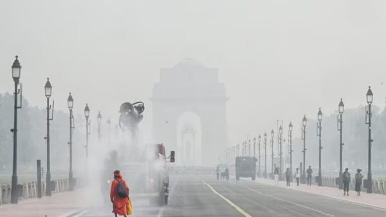 हवा में फैला ज़हर : खराब से बहुत खराब AQI के बीच क्या करें दिल्लीवासी!
