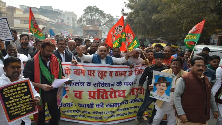 बनारस में प्रधानमंत्री कार्यालय का घेराव, विपक्ष ने सरकार पर लगाए गंभीर आरोप