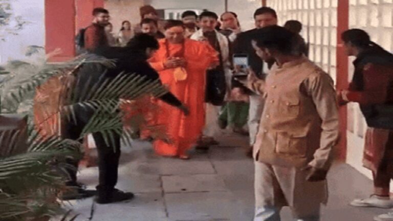 हरियाणा कृषि विश्वविद्यालय में महामंडलेश्वर बाबा के स्वागत में छात्रों से फूल बरसवाए गए, किसान सभा ने किया विरोध