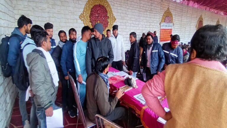 मारुति सुज़ुकी अस्थायी मजदूर संघ के स्थापना दिवस पर आज अपनी मांगों को लेकर गुरुग्राम में जुटे हजारों श्रमिक